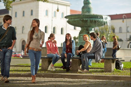 Junge Studierende an der Münchner Universität.